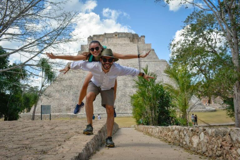 honeymoon couple posing in front of mexican ruin