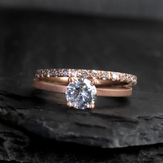 Stunning solotaire engagement ring with rose gold band